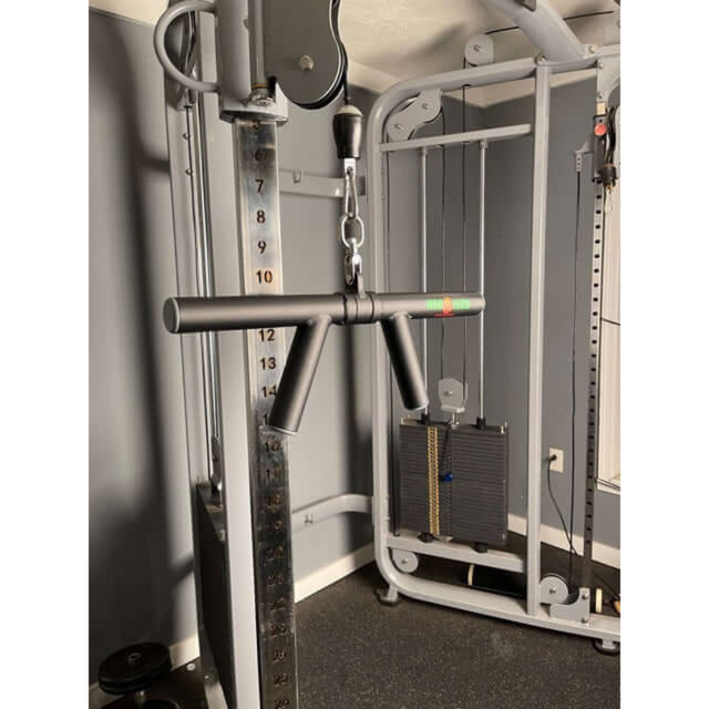 The HOG LEGS 'Boar Tusk' Fat Grip Curling Bar is ideal for targeting biceps and triceps with adjustable weights in a fitness center setting.